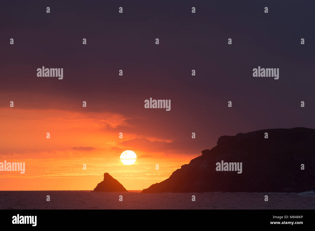 Cornish Sommer Sonnenuntergang über Trevose Head an der Küste von North Cornwall. Sommer (Juli) 2017. Stockfoto