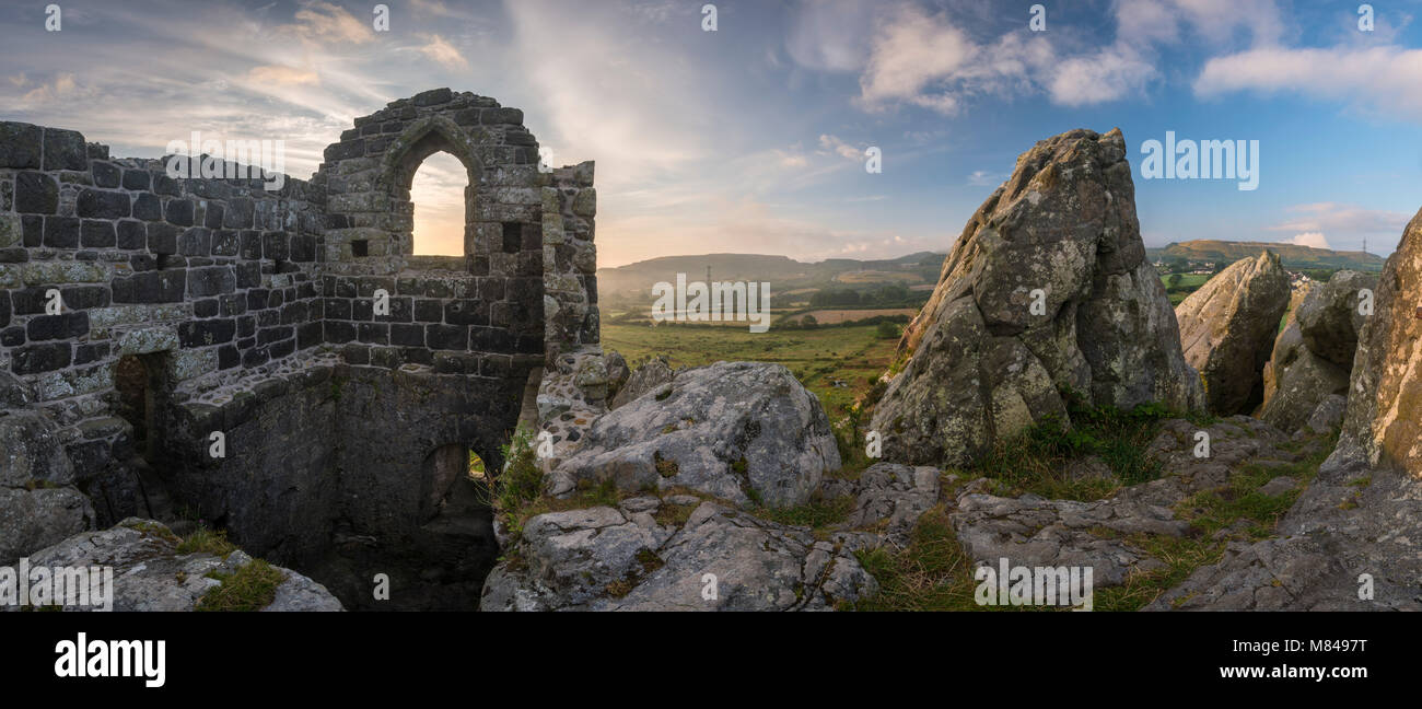 Verlassene alte steinerne Kapelle auf dem Gipfel des Roche Rock in Cornwall, England. Sommer (Juli) 2017. Stockfoto