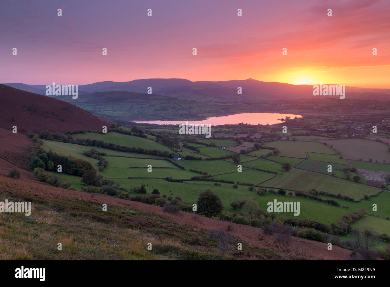Herrlicher Sonnenuntergang über der Brecon Beacons Berge und See Llangorse, Brecon Beacons National Park, Powys, Wales. Herbst (Oktober) 2017. Stockfoto