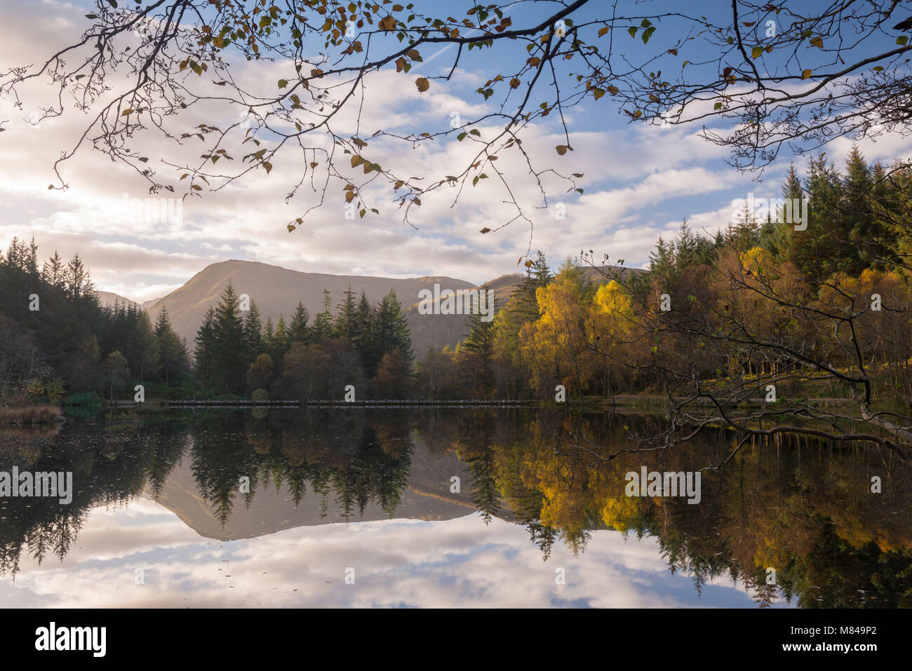 Herbstliche Reflexionen über Glencoe Lochan, Glencoe, Schottland, Großbritannien. Herbst (Oktober) 2017. Stockfoto