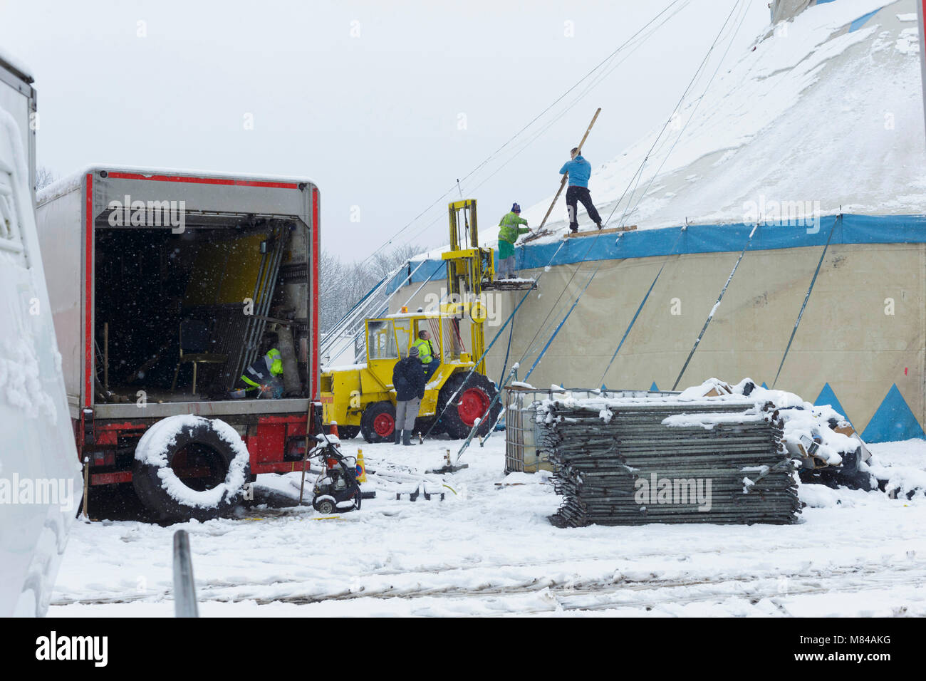 Schnee auf Big Top, Zirkus, Dach, mann Schneeräumen mit Pinsel, Woodhouse Lane, Leeds, England, 8. März 2018 Stockfoto
