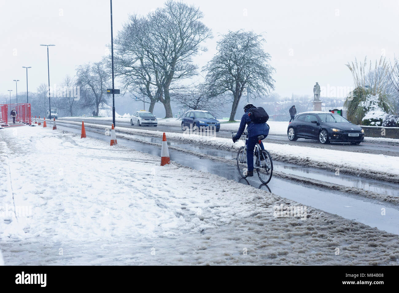 Schlechte Bedingungen wegen Schnee auf Woodhouse Lane, Leeds, England. 8. März 2018 Stockfoto