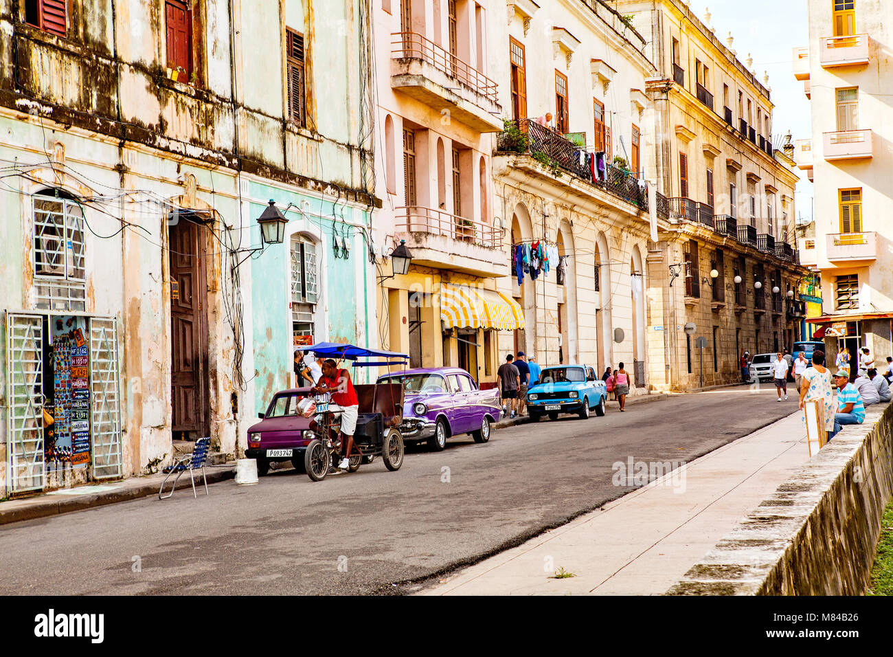 Havanna, Kuba - Dezember 12, 2016: Die Menschen in den Straßen der Altstadt von Havanna/Kuba mit seinen bunten Häusern und American Classic Cars. Stockfoto