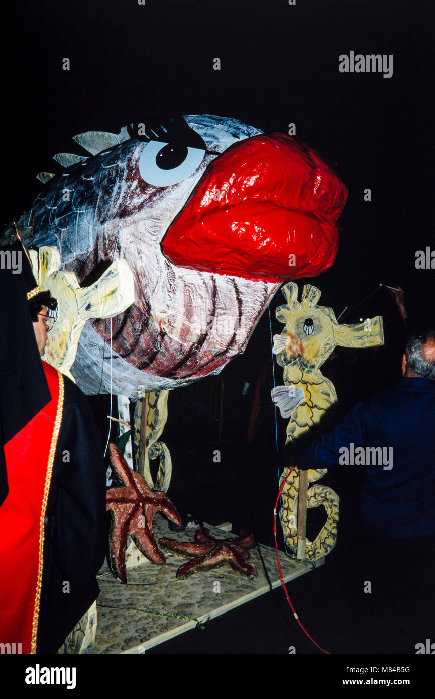 Die Sardinen, die durch die Straßen, bevor sie in ein Scheiterhaufen, Aschermittwoch, Karneval verbrannt wird vorgeführt werden, Archivierung Foto, Karneval de Santa Cruz de Tenerife, Februar, 1994, Stockfoto