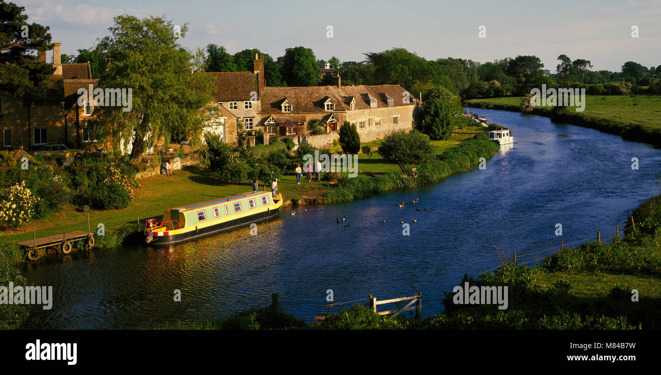 Schmale Boot auf dem Fluss Nene an Wansford, Cambridgeshire, England, Großbritannien Stockfoto