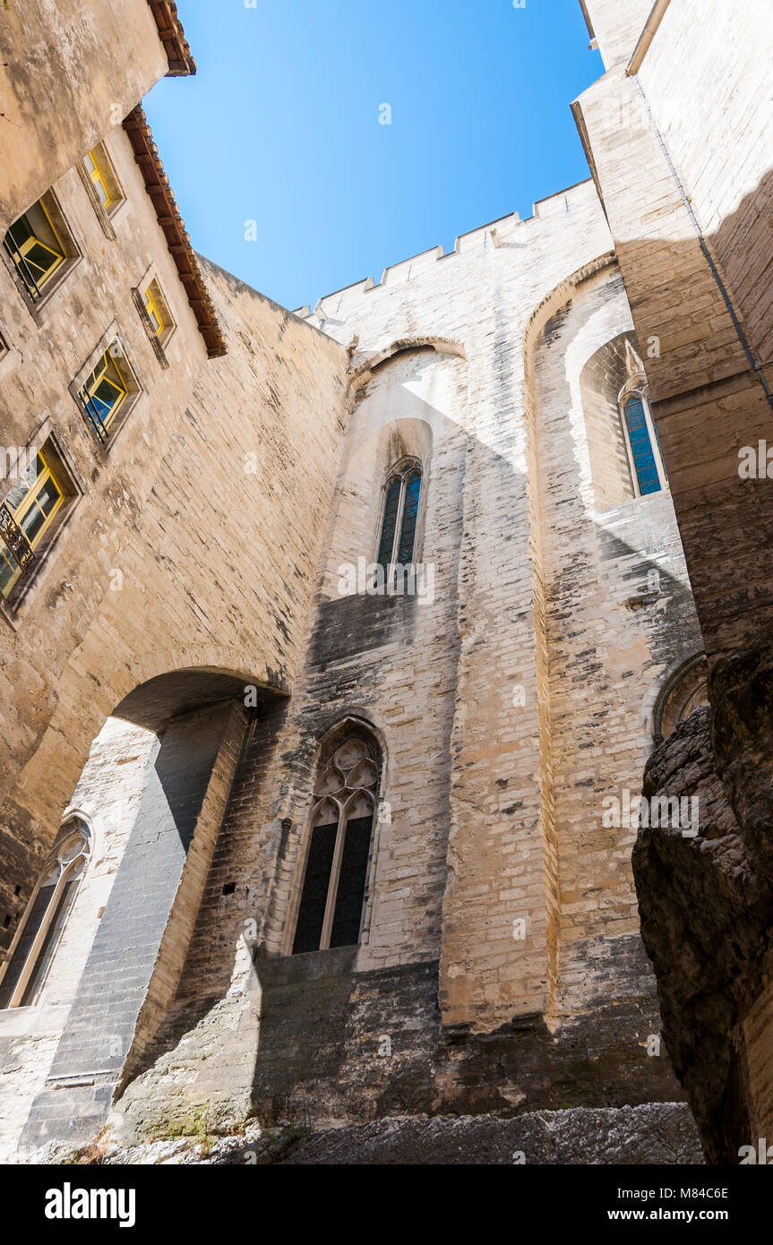 Teil des Palais des Papes in Avignon, das historische Zentrum, zu dem auch das Palais des Papes, die Kathedrale und die Pont d'Avignon, beca Stockfoto