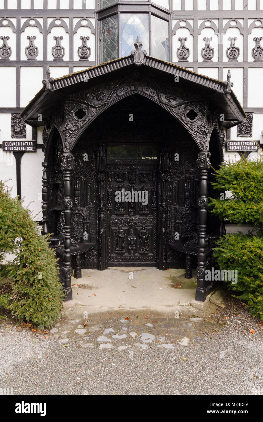 Plas Newydd kunstvoll geschnitzte Holztür und portico am Haus von Sarah Ponsonby & Eleanor Charlotte Butler es besser wissen als die Damen von Llangollen Stockfoto