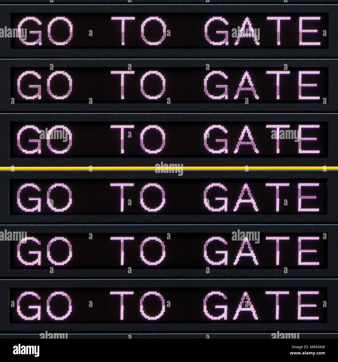 Flughafen Abreise board mit Gehe zu Gate unterzeichnen. Stockfoto