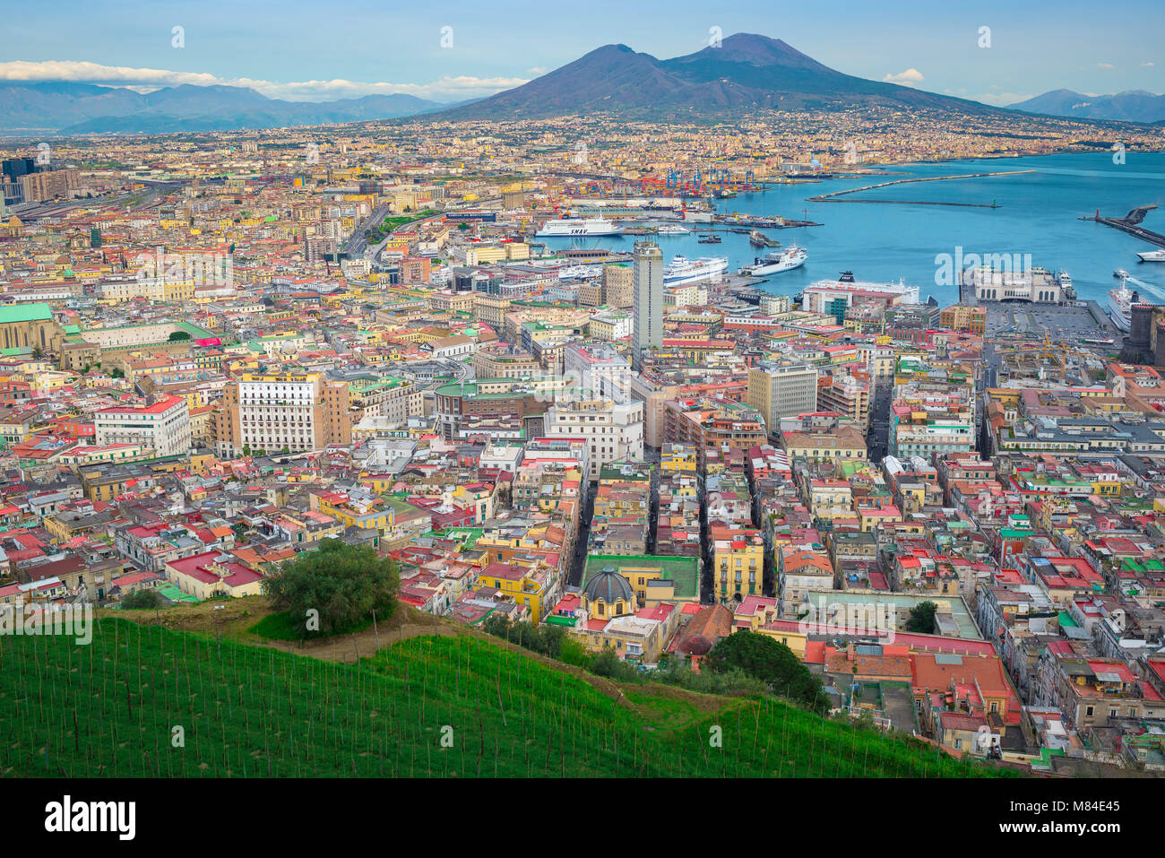 Naples Bay, Luftaufnahme vom Vomero Bezirk der Stadt und zum Hafen von Neapel mit den hoch aufragenden Form des Vesuv im Hintergrund, Italien. Stockfoto