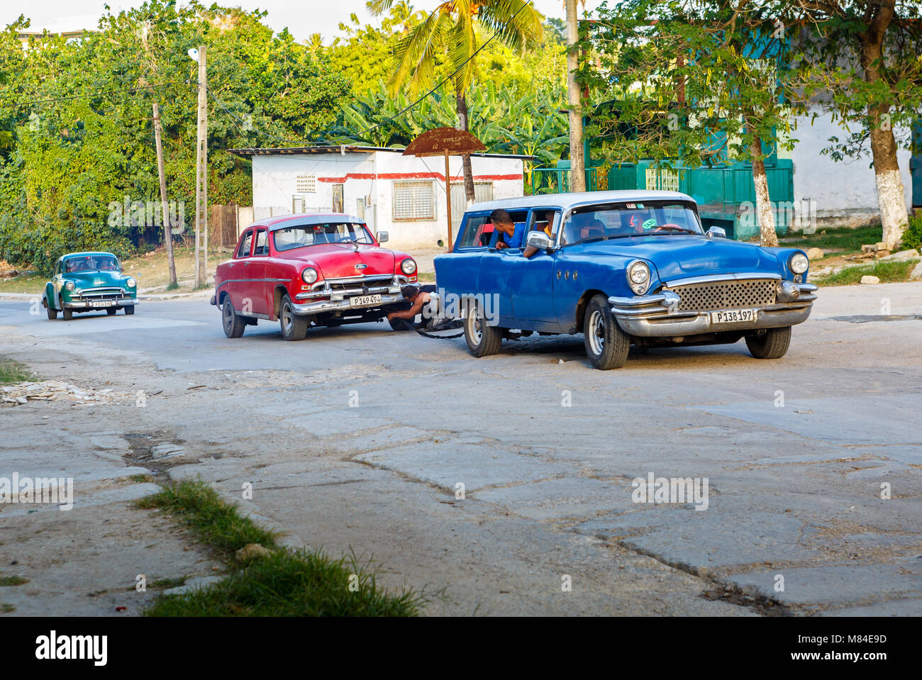 Ein altes Auto mit Anderen in einer kleinen Stadt außerhalb von Havanna Kuba Stockfoto