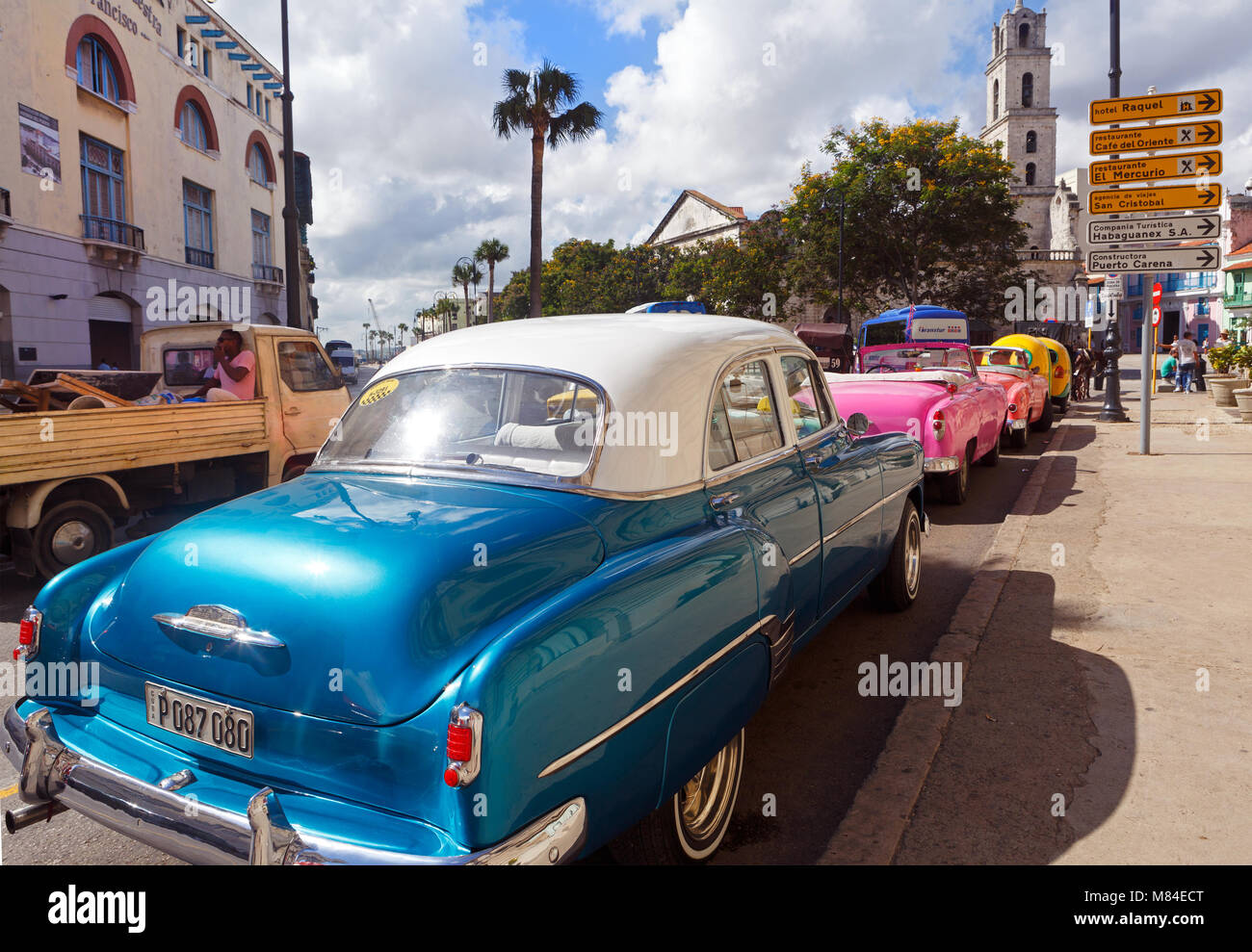 In der breiten Ansicht der Klasse Autos in der Innenstadt von Havanna Kuba Stockfoto