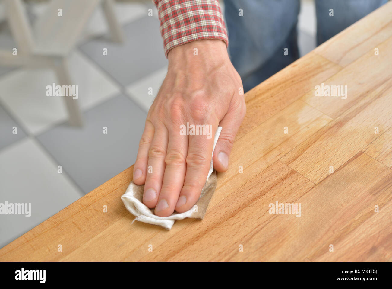 Mann die Anwendung der dänischen Öl zu den Buche Stockfoto