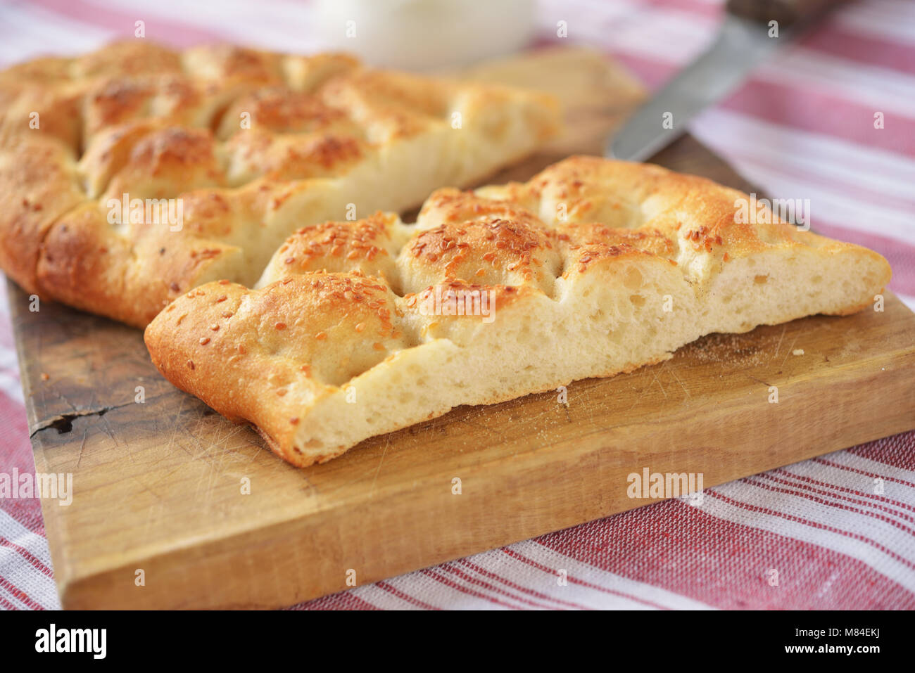 Türkisches Brot pide auf einem Schneidebrett Stockfoto