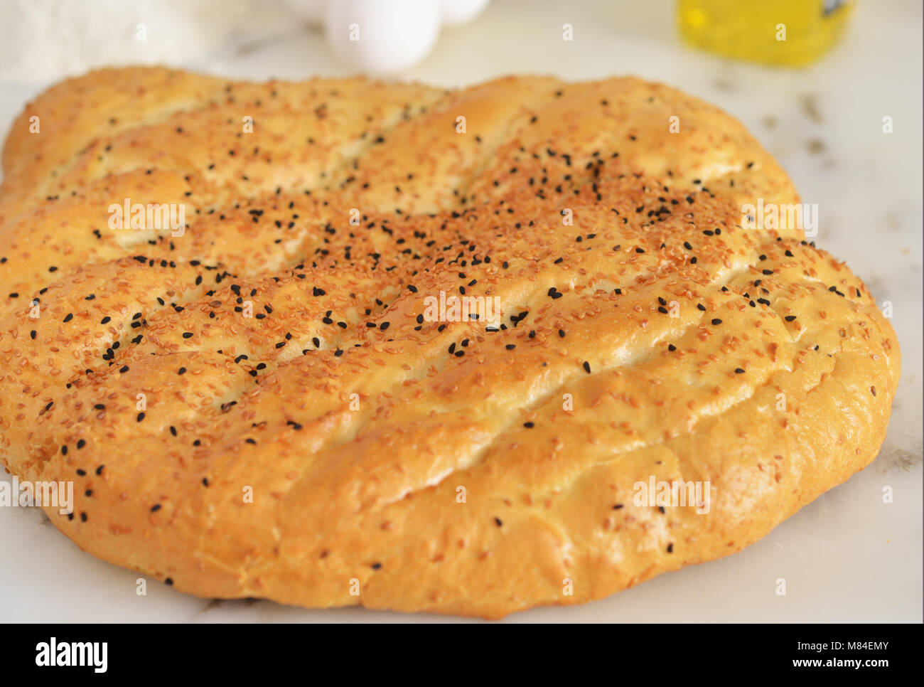Türkisches Fladenbrot mit Sesam auf Marmorplatte Stockfoto