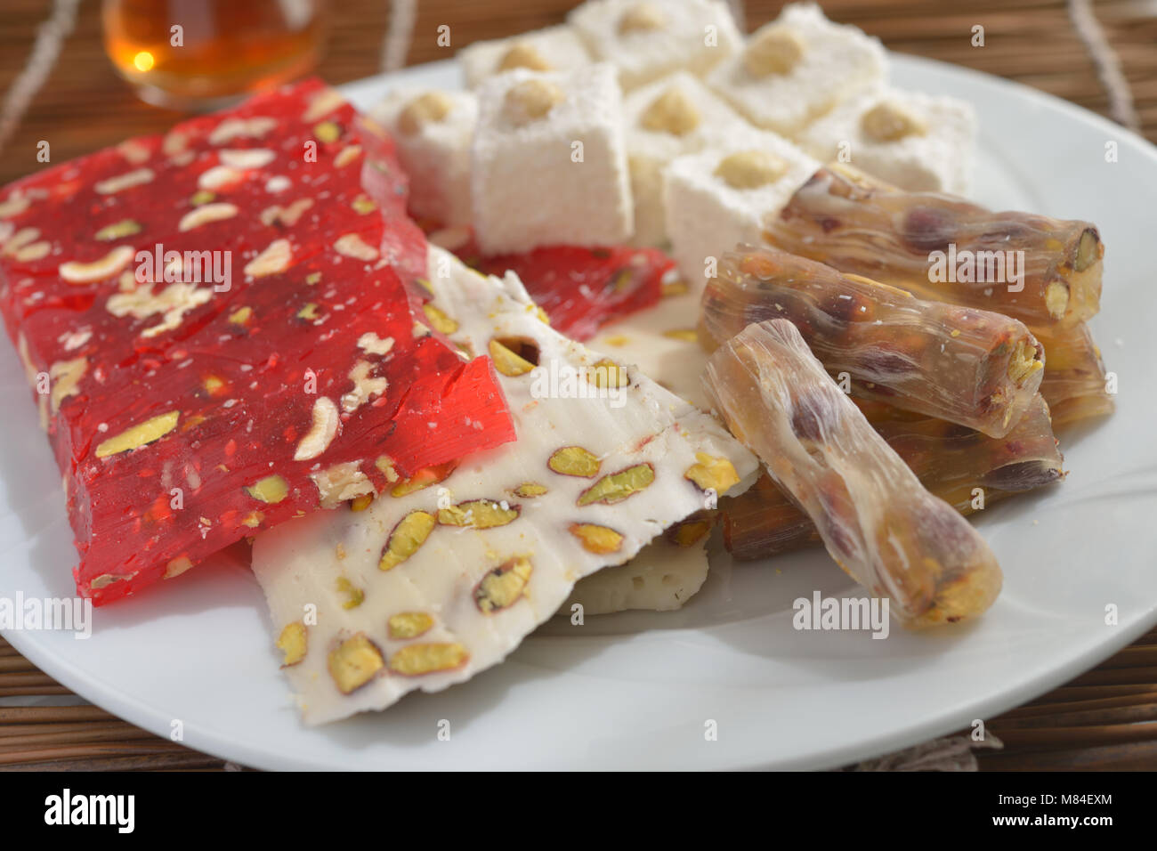 Lokum, türkische Köstlichkeiten mit Muttern Stockfoto