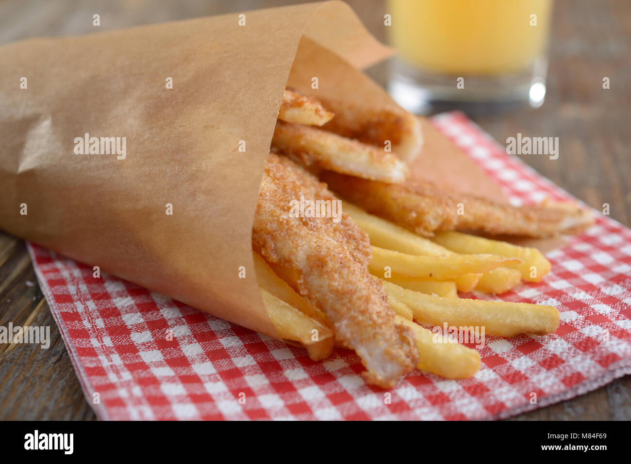 Fisch und Chips in einer Papiertüte Stockfoto