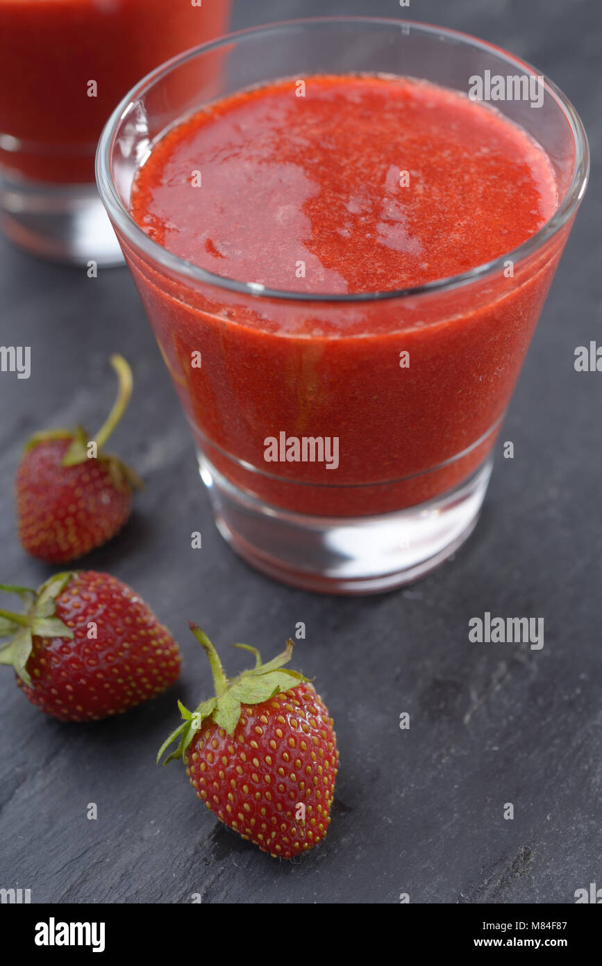 Strawberry Smoothie und frisches Obst. Stockfoto