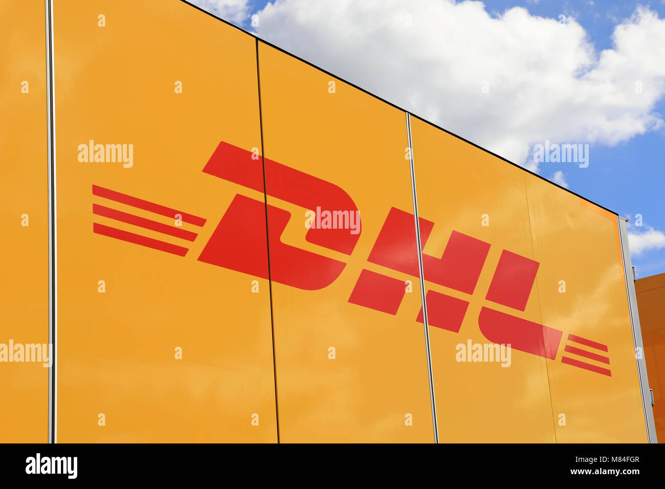 ALAHARMA, Finnland - 11 AUGUST 2018: DHL Firmenlogo auf Cargo LKW-Anhänger. Deutsche Post DHL ist der weltweit größte Logistik Unternehmen aro Stockfoto