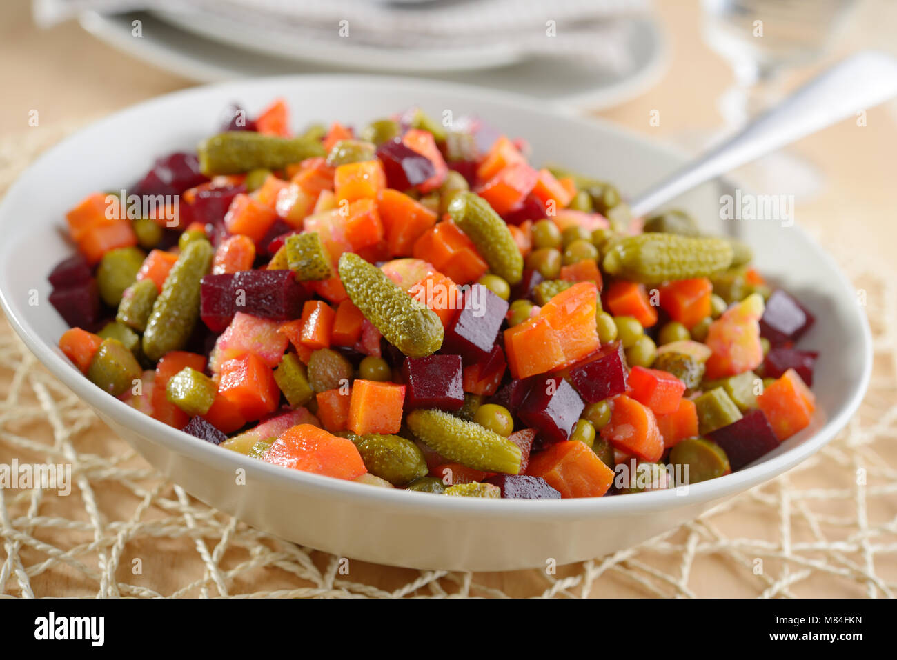 Russische Rote Beete Salat mit Gurken Stockfoto