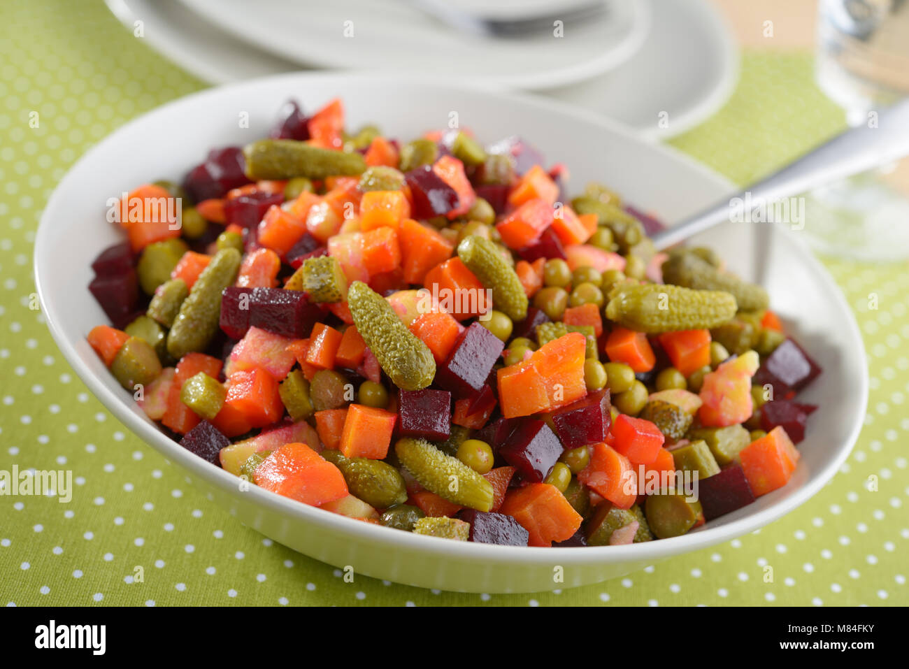 Russische Rote Beete Salat mit Gurken Stockfoto
