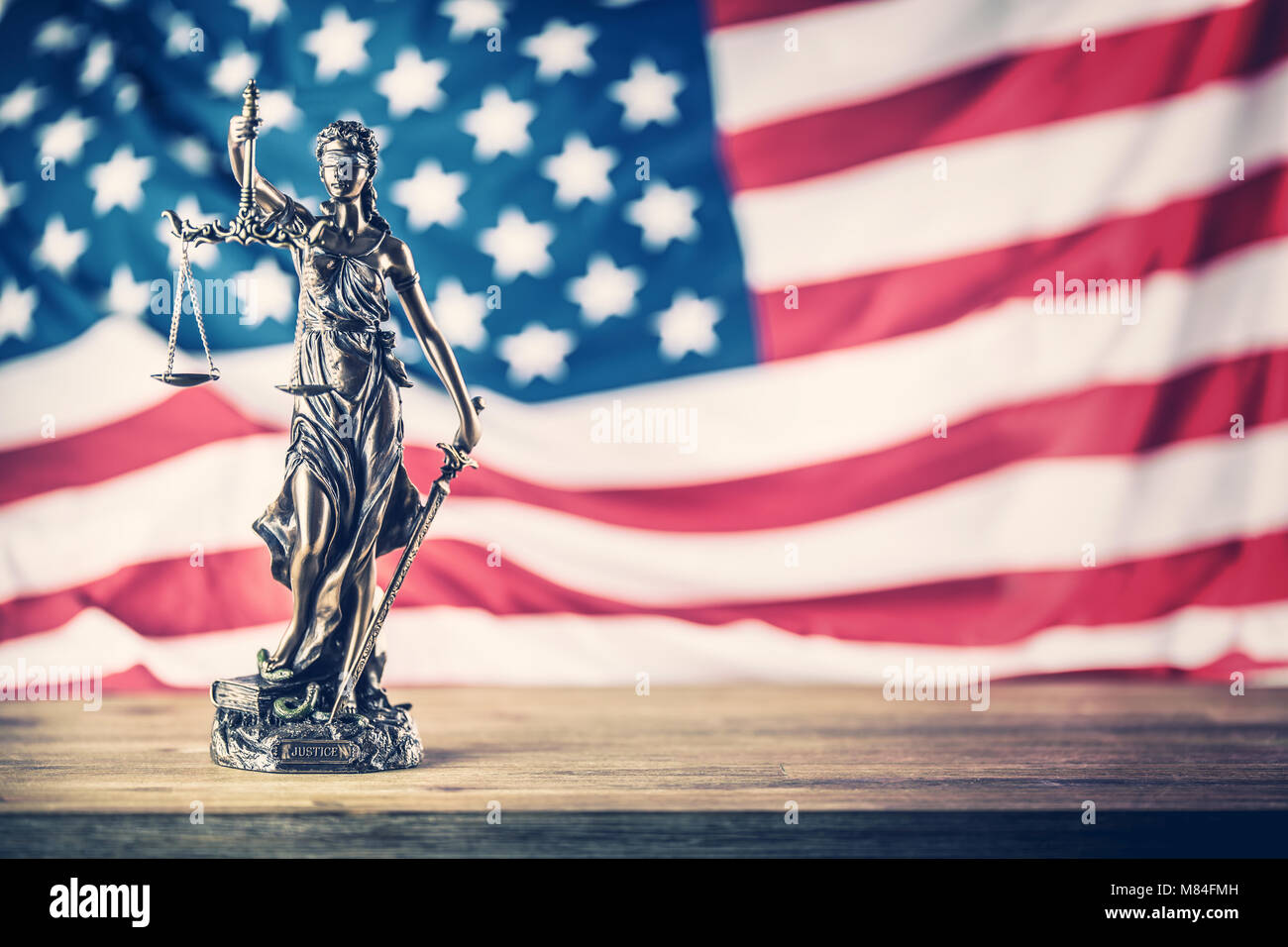 Lady Gerechtigkeit und amerikanische Flagge. Symbol von Recht und Gerechtigkeit mit USA-Flagge. Stockfoto