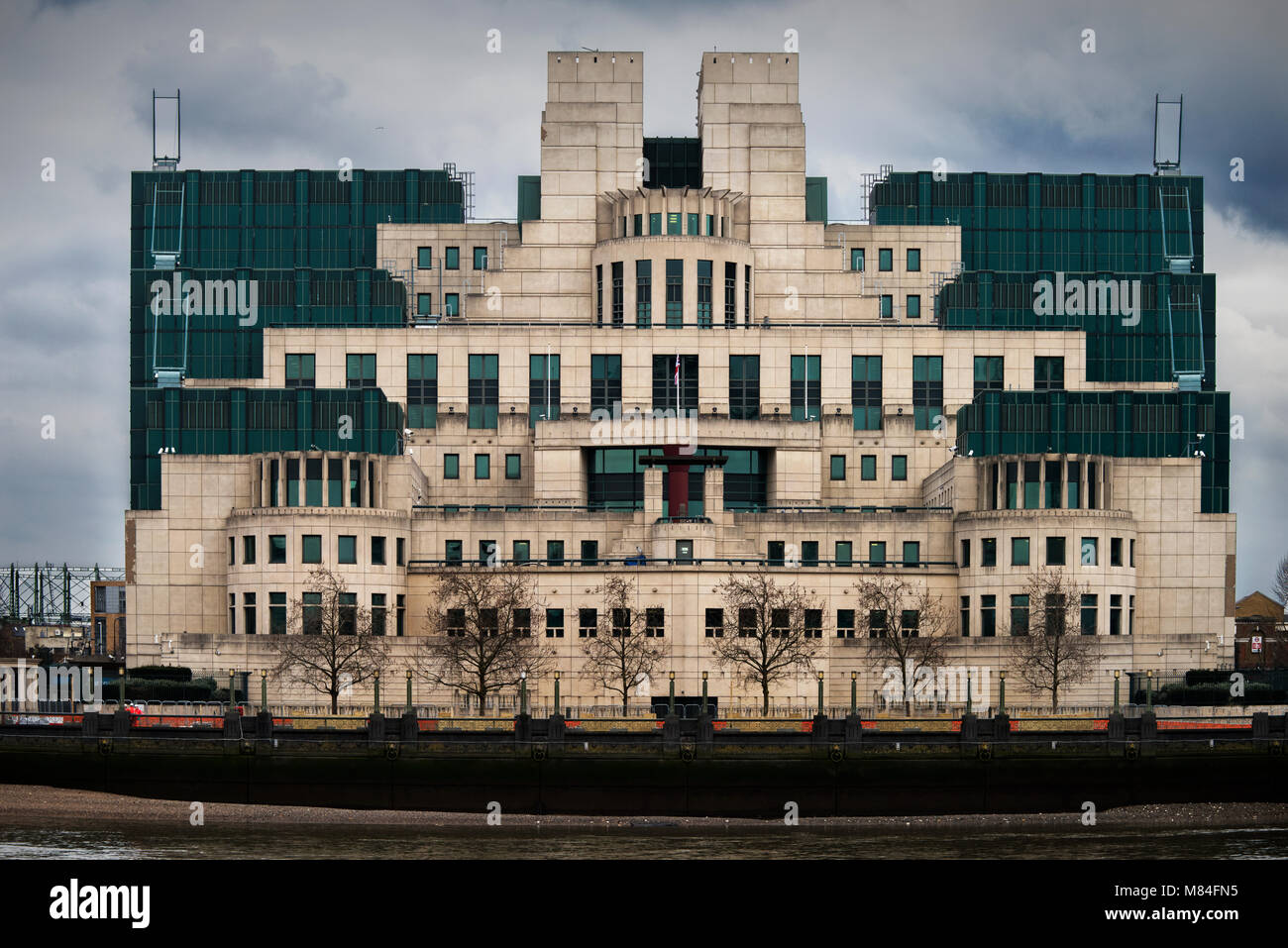 MI6-SIS-Hauptsitz an der Vauxhall Cross, London, England, UK. März 2018 Die SIS-Gebäude oder MI6-Gebäude an der Vauxhall Cross beherbergt die Zentrale der Stockfoto