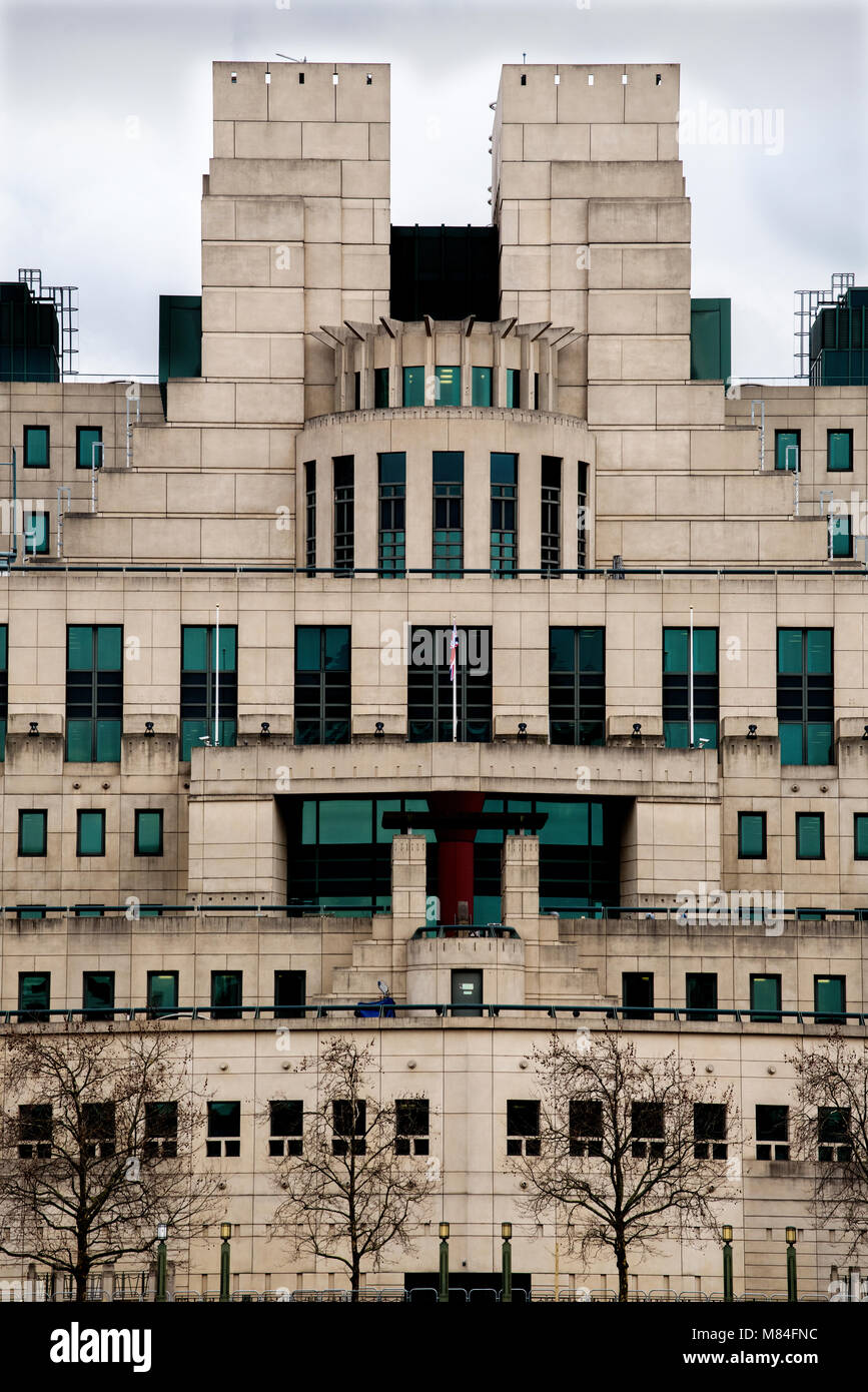 MI6-SIS-Hauptsitz an der Vauxhall Cross, London, England, UK. März 2018 Die SIS-Gebäude oder MI6-Gebäude an der Vauxhall Cross beherbergt die Zentrale der Stockfoto