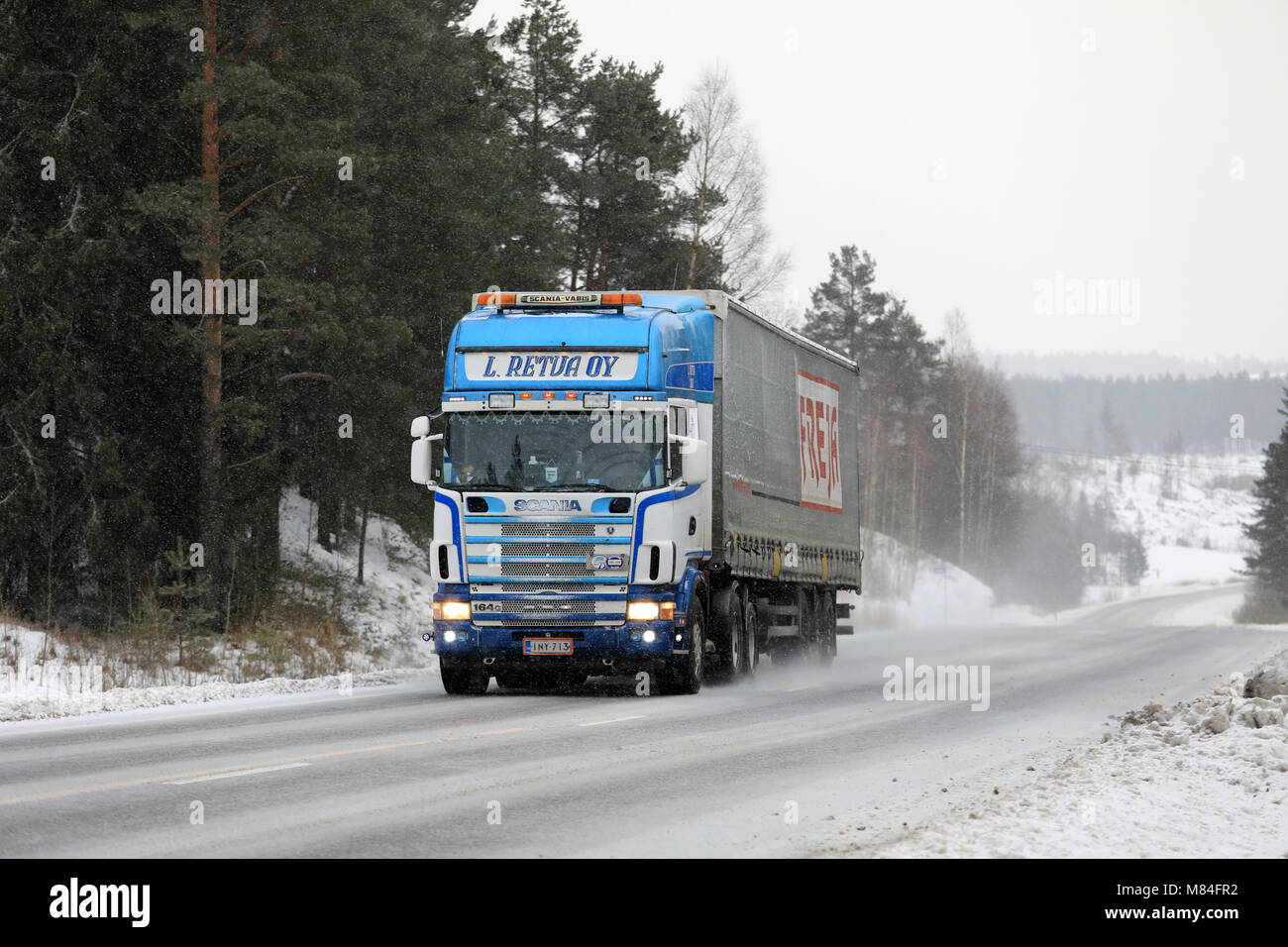 SALO, FINNLAND - Februar 3, 2018: Scania 164G Lkw von L. Retva Oy hols Sattelcurtainsider entlang der Landstraße in starker Schneefall. Stockfoto