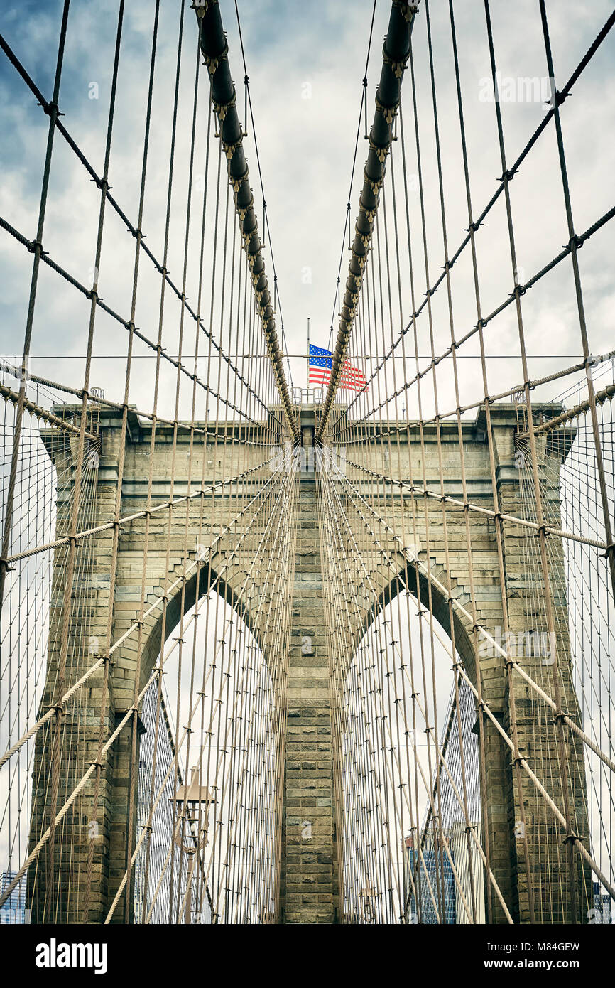 Retro stilisierte Bild von der Brooklyn Bridge, New York City, USA. Stockfoto