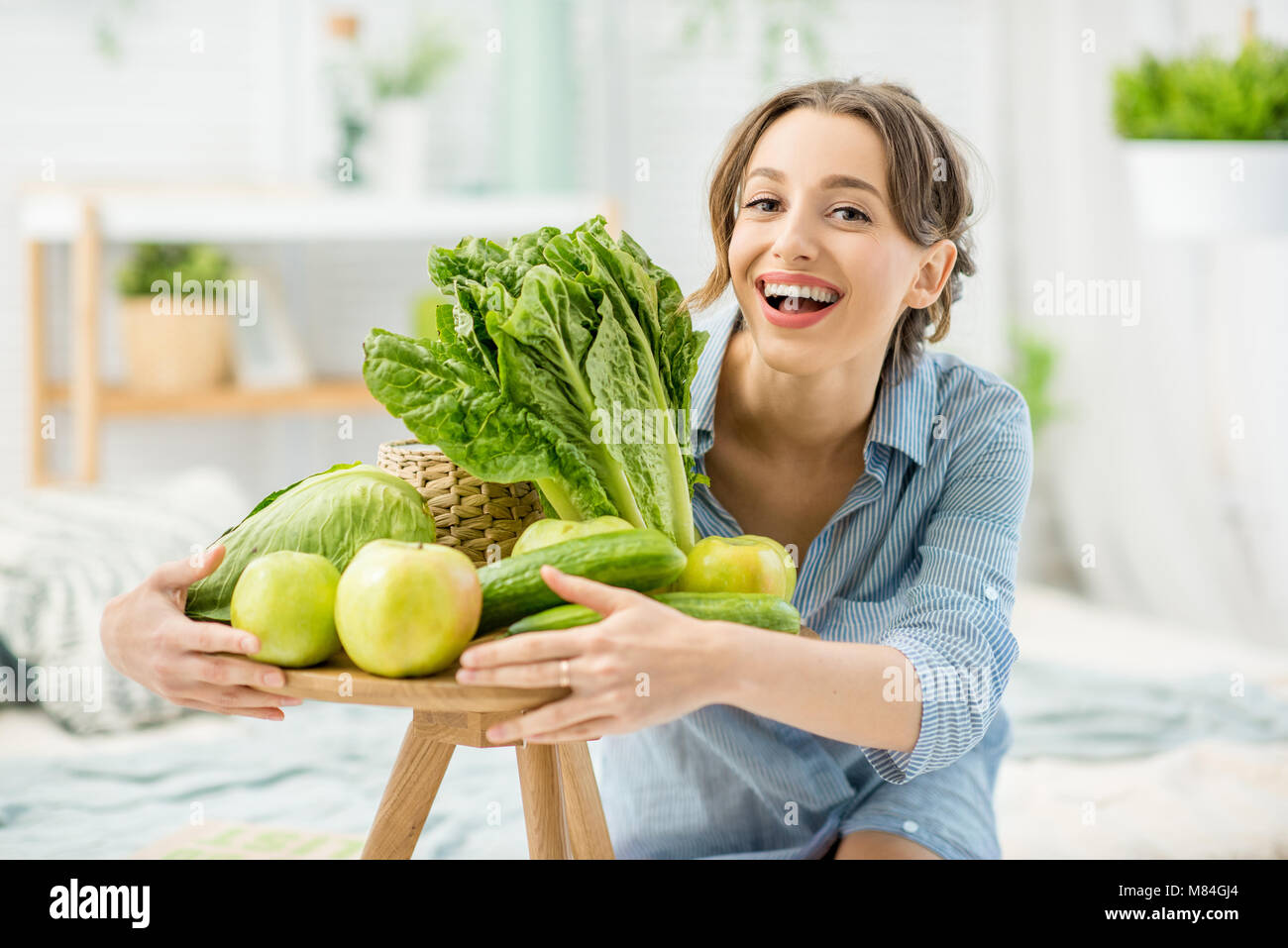 Essen Frau Hängt Aus Fenster Gesundes essen der frau -Fotos und -Bildmaterial in hoher Auflösung – Alamy