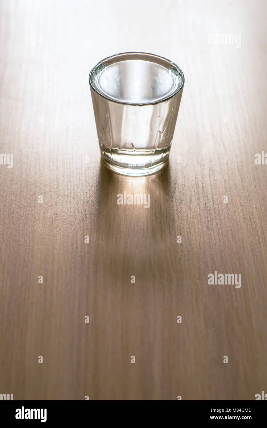 Glas Wasser auf dem Tisch Stockfoto