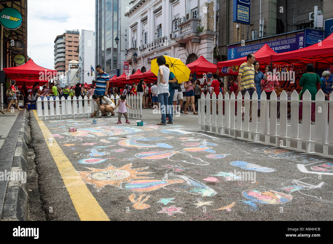 Georgetown, Penang, Malaysia - Dezember 13, 2015: Besucher Spaß Zeichnung auf der geteerten Strasse mit Kreide an die Beach Street oder der Lebuh Pantai, George Stockfoto