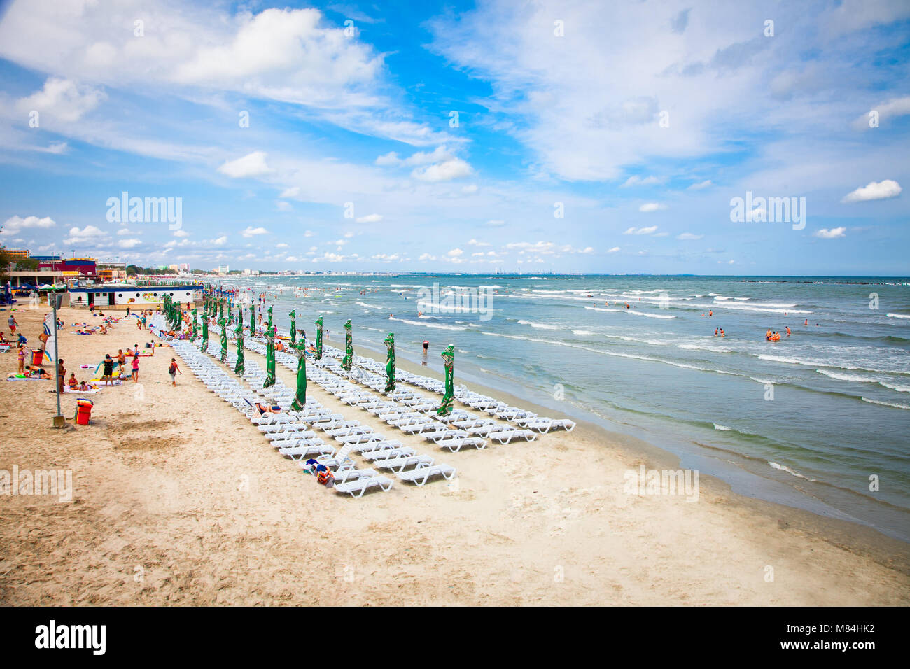 MAMAIA, Rumänien - 11. August: Schöner Strand im Sommer am 11. August 2012 in Mamaia, Rumänien. Mamaia ist einer der beliebtesten Reiseziel im Sommer in Rumänien Stockfoto