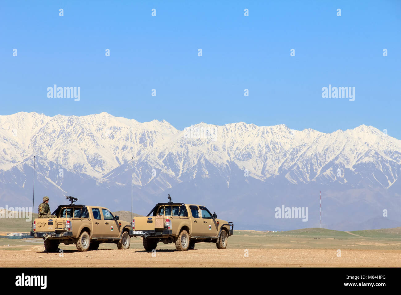 Kabul, Afghanistan - 16.04.2013: afgan Soldat in einem Militärfahrzeug sitzen. Armee Übung an BlackHorse Camp, Kabul, Afghanistan. Stockfoto