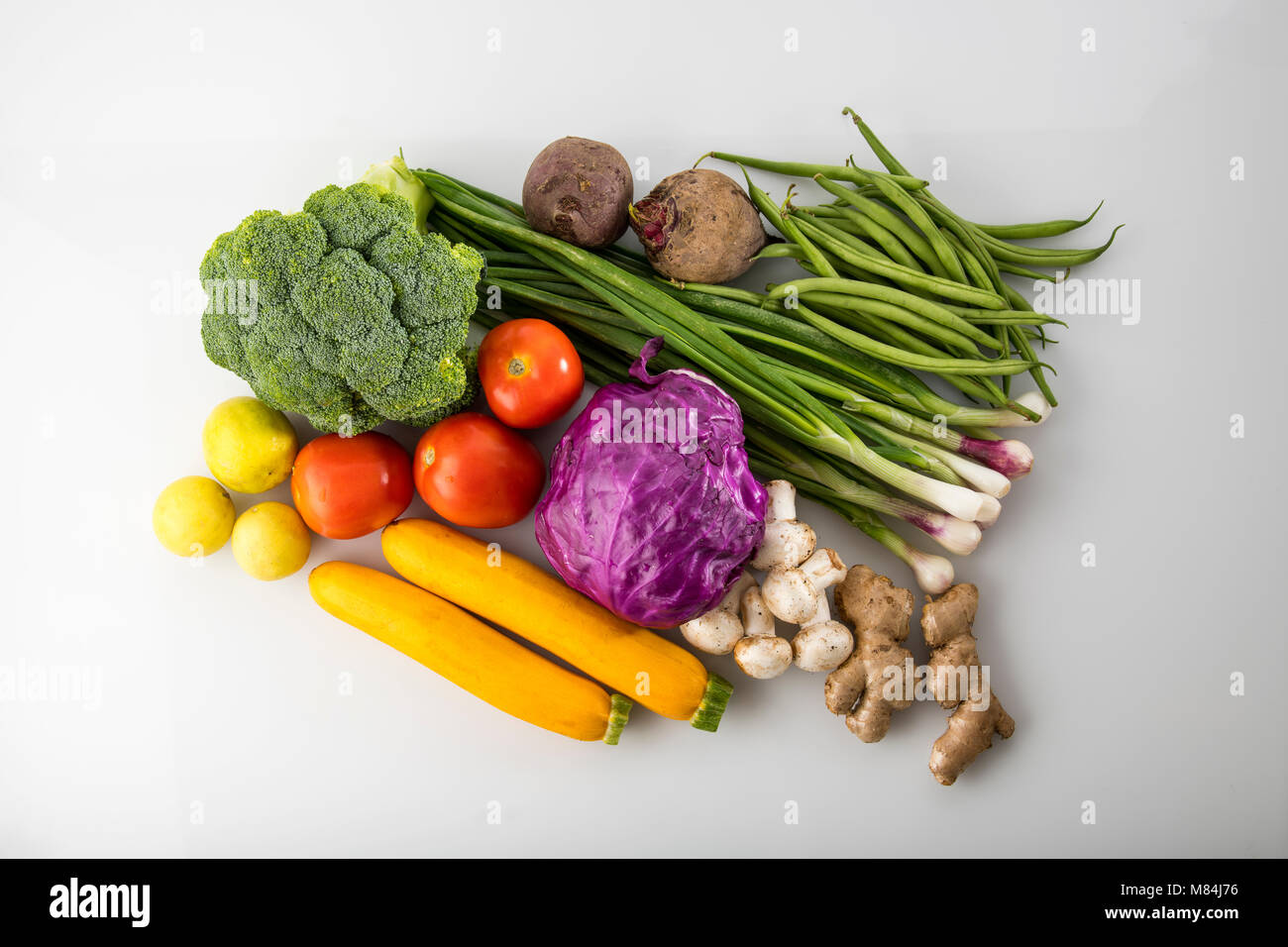 Essen: Blick von oben auf die Gemischte Gemüse Schuß im Studio auf weißem Hintergrund Stockfoto