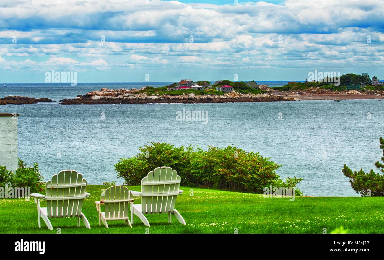 Ansicht des Tinkers Insel aus einem vorderen Rasen auf das Meer. Stockfoto