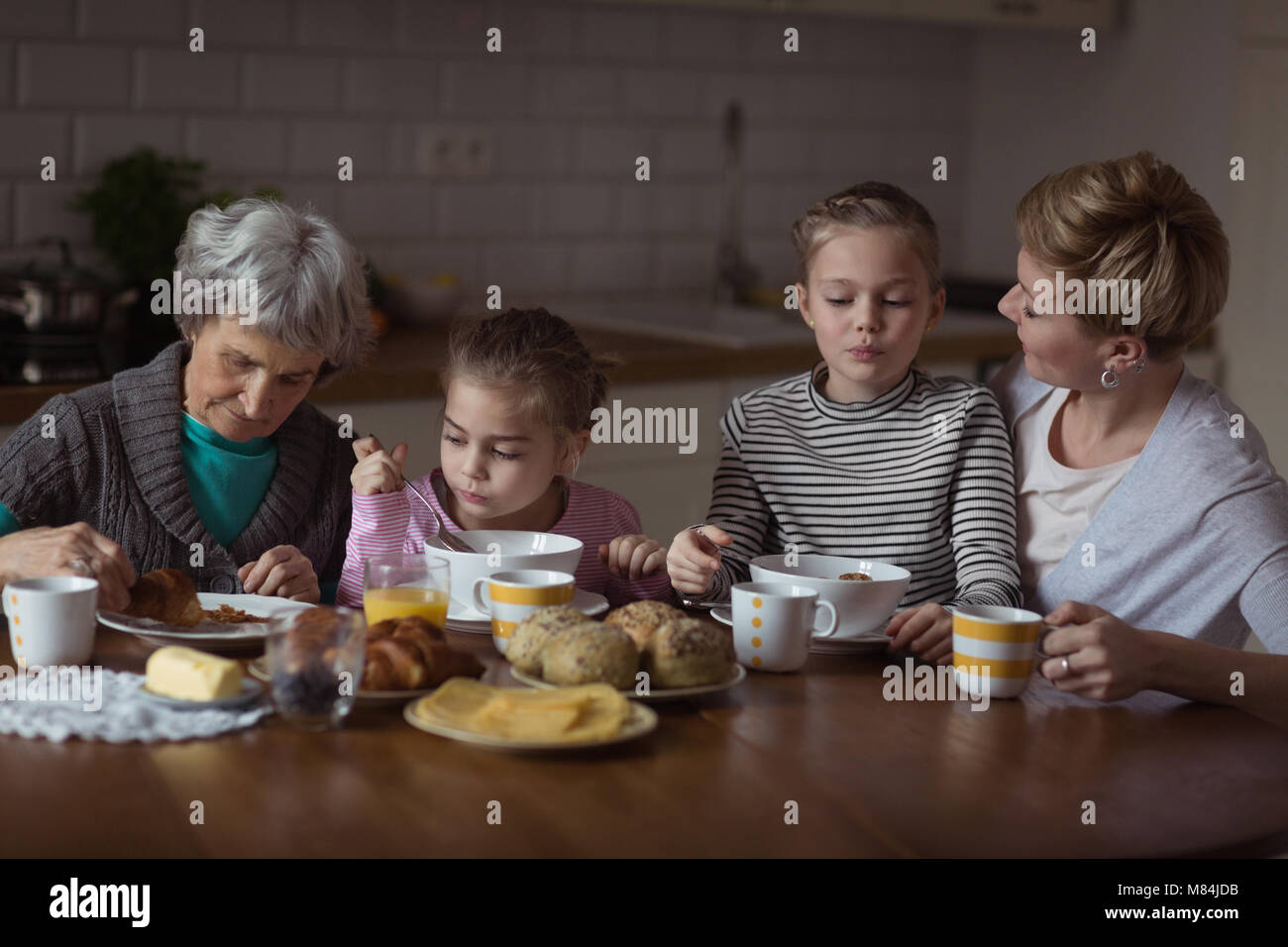 Multi-Generation, Familie, das Frühstück in der Küche Stockfoto