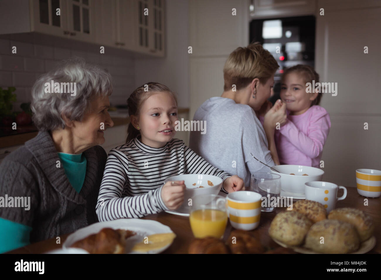 Multi-Generation, Familie, das Frühstück in der Küche Stockfoto