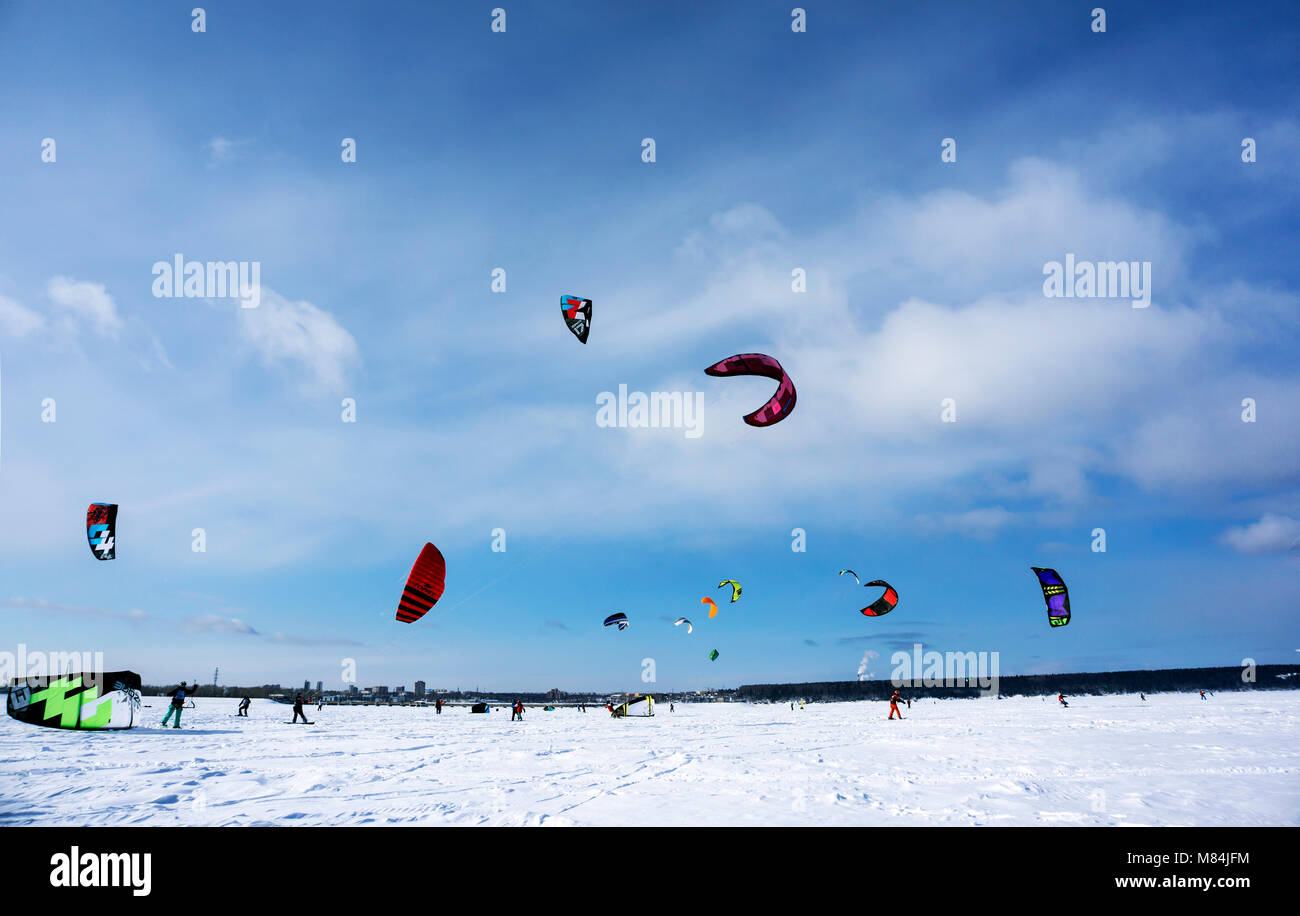 PERM, Russland - MÄRZ 09, 2018: snowkiten auf dem Gefrorenen Stadt Reservoir Stockfoto