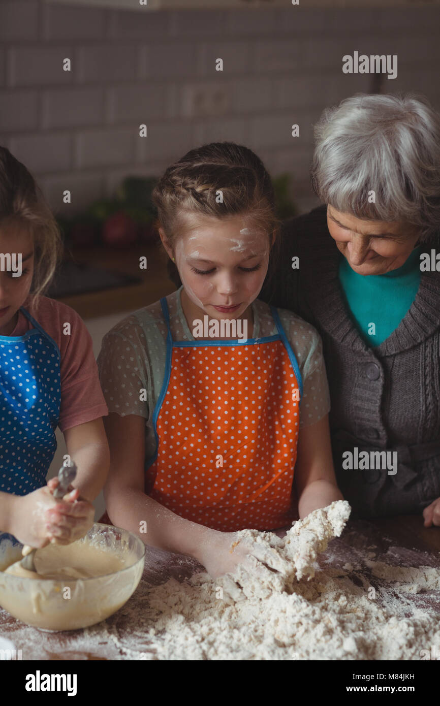 Großmutter und Enkelinnen Vorbereitung Cupcake in der Küche Stockfoto