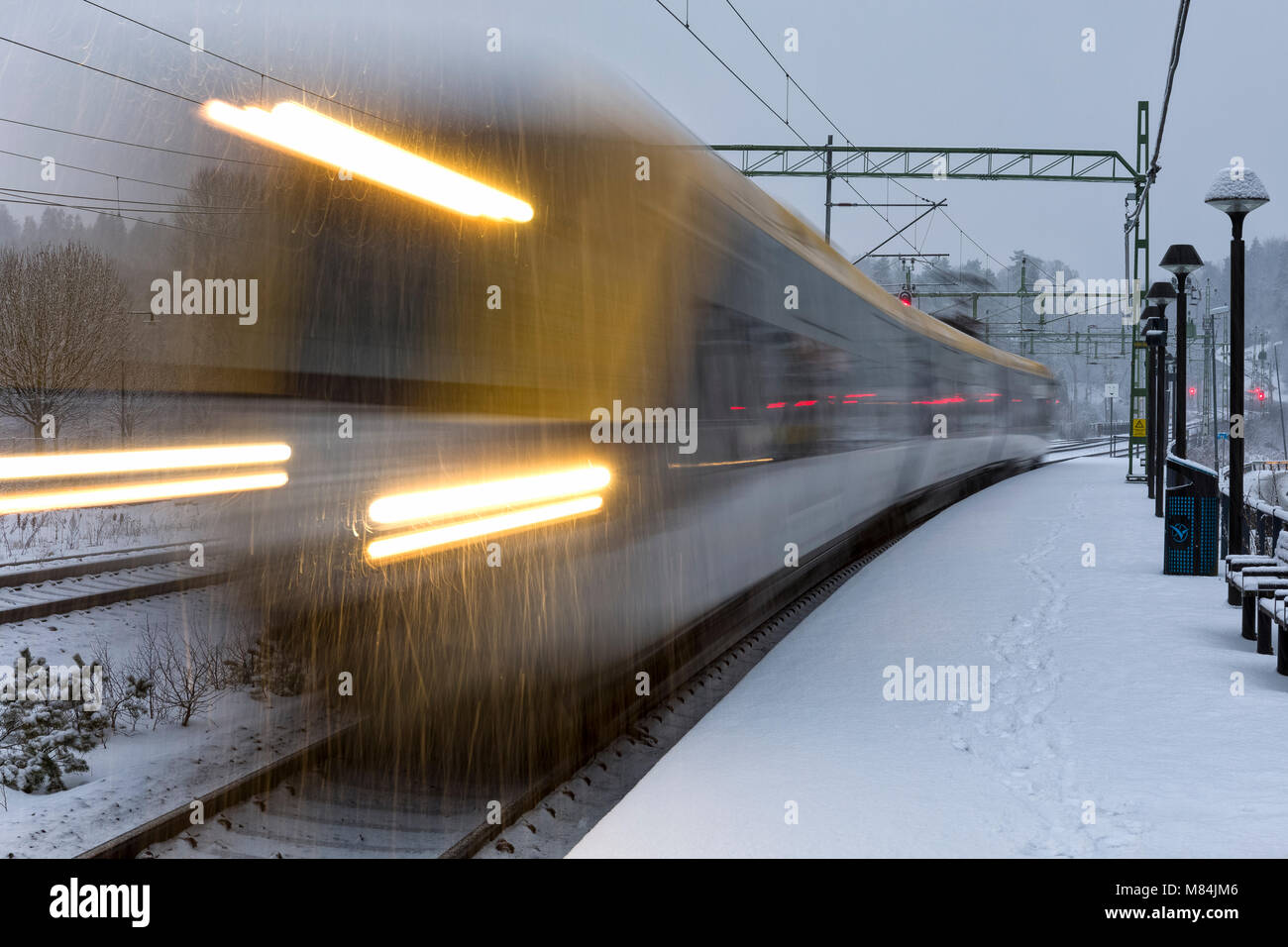 Auch, Schweden - 16. Februar: Moderne Commuter Rail Passenger Zug oder S-Bahn im Schnee im Winter nähert sich Bahnhof Model Release: Nein Property Release: Nein. Stockfoto