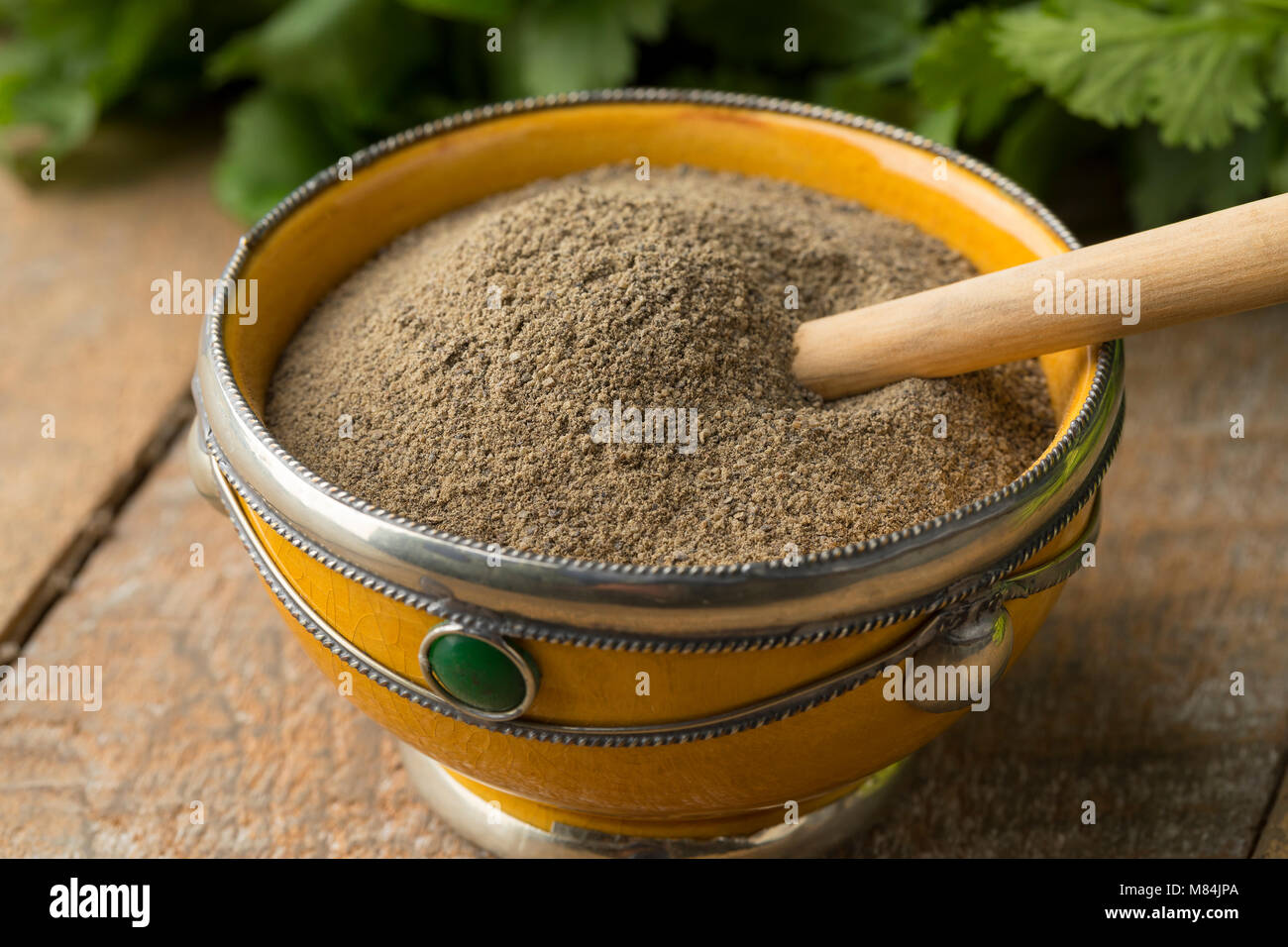 Traditionelle marokkanische Schüssel mit gemahlener schwarzer Pfeffer Stockfoto