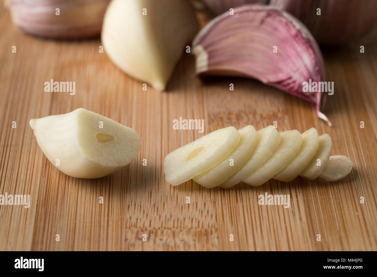 Frischen in Scheiben geschnittenen Knoblauchzehe Stockfoto