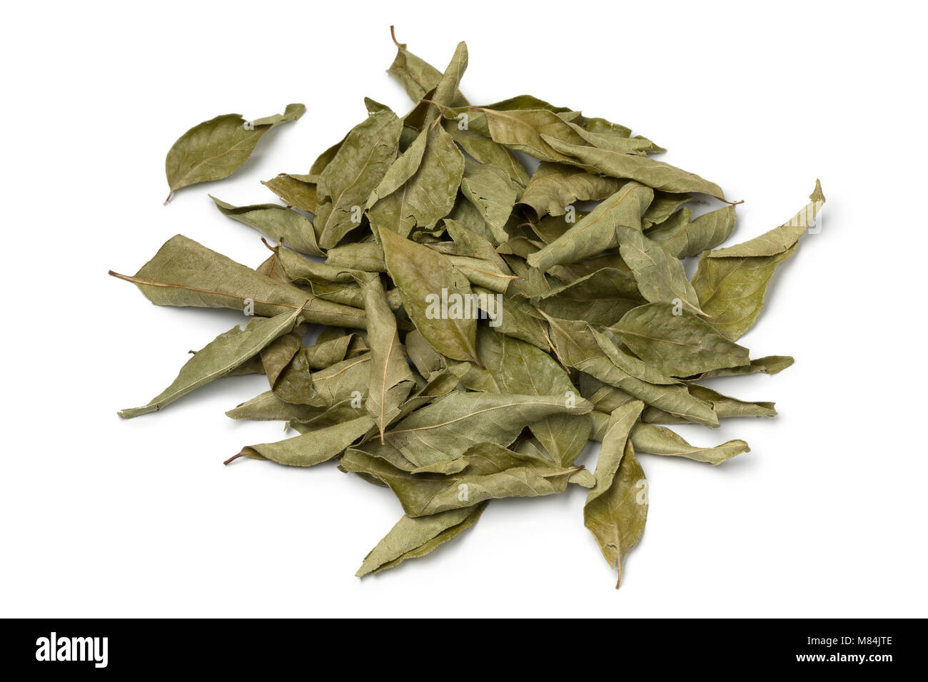 Haufen getrocknete Curryblätter auf weißem Hintergrund Stockfoto