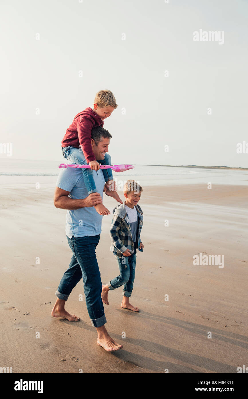 Alleinerziehende Mutter seiner zwei Kinder bis zu Fuß das Meer Stockfoto