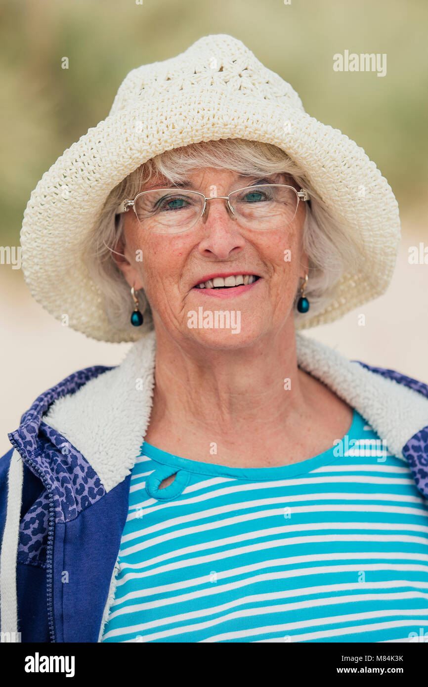 Porträt der alten Frau in ungezwungener Kleidung am Strand. Stockfoto