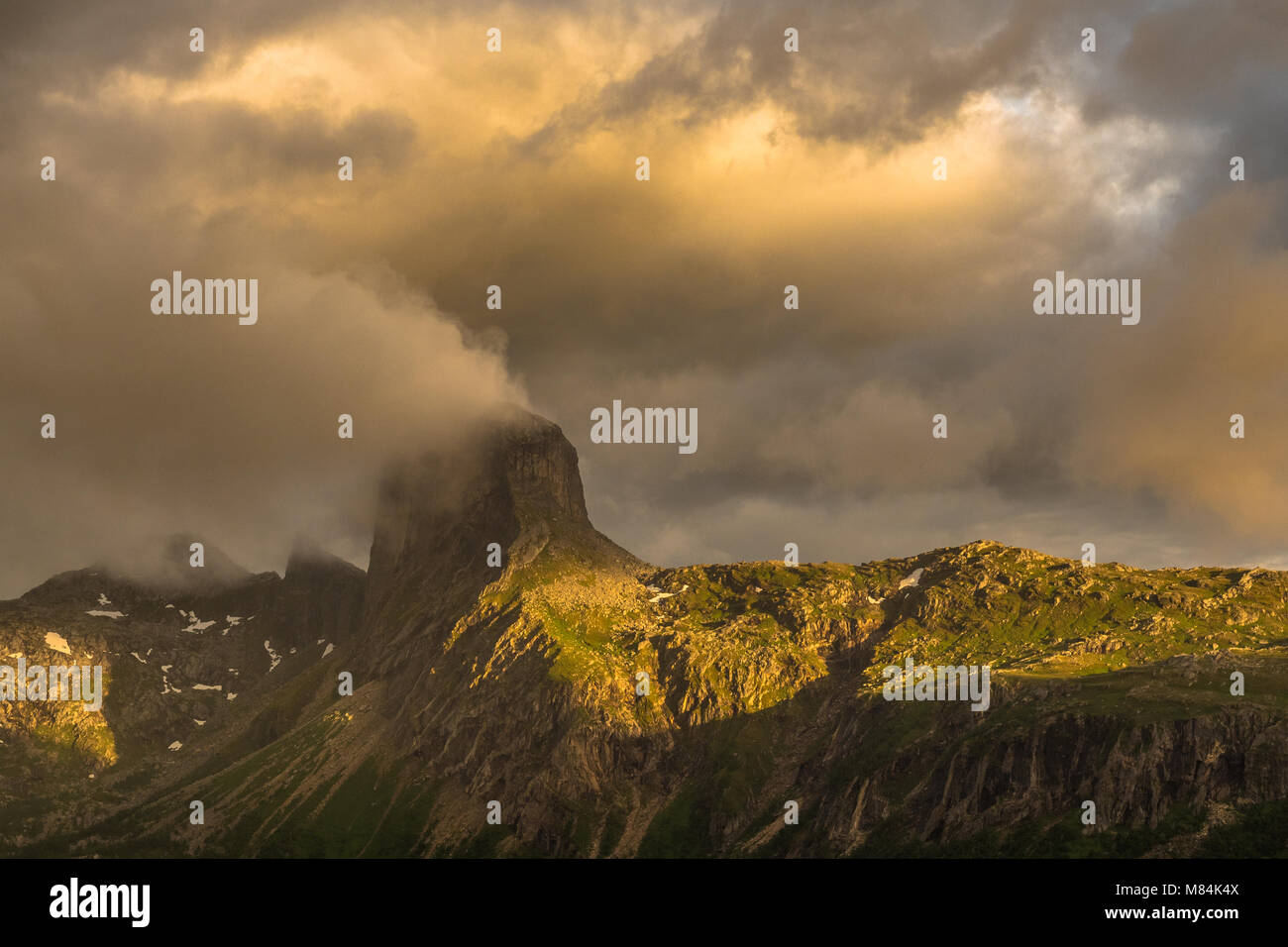 Der Berg in den Wolken verhüllt Steigtinden Stockfoto