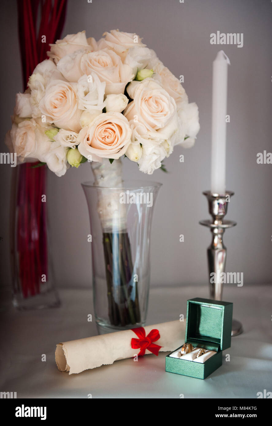 Hochzeit Stillleben mit Ringen und weiße Rosen Stockfoto