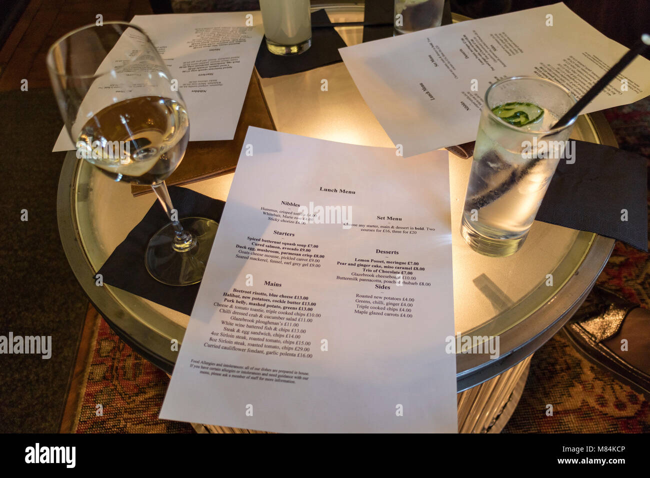 Menü inklusive Getränke Gläser auf einer beleuchteten Tisch Stockfoto