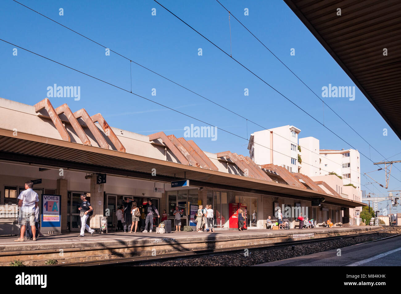 Der Bahnhof in Saint-Raphael mit Menschen warten auf der Plattform, Frankreich Stockfoto